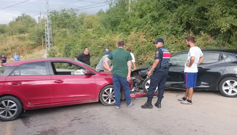 Karamürsel'de Feci Kaza: Otomobiller Çarpıştı, 4 Kişi Yaralandı