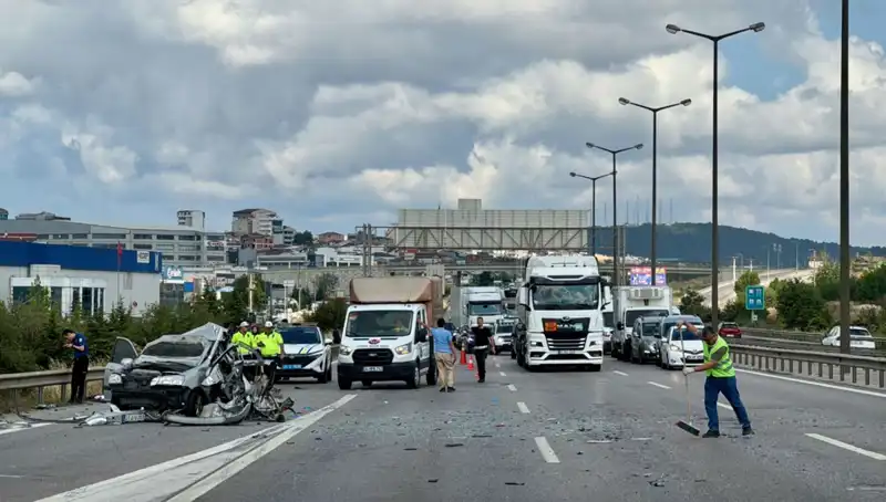 Otoyolda Feci Kaza: Araçta Üç Kişi Sıkışarak Kurtarılmayı Bekliyor