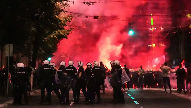 Sırbistan’da Erken Seçim Protestoları: On Binler Sokağa Çıktı, Gözaltılar Yaşandı