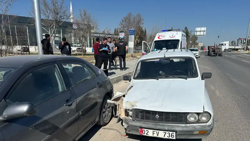 Park Halindeki Araca Çarpan Otomobilde Kaza: 1 Yaralı