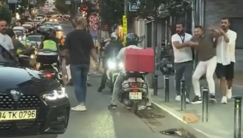 Nişantaşı’nda Yol Verme Kavgası: Sopayla Kadının Üzerine Yürüdü