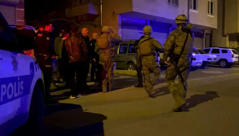Balkondan Tüfekle Ateş Açan Şahıs, Polisin Gelmesiyle Kendini Kilitledi!