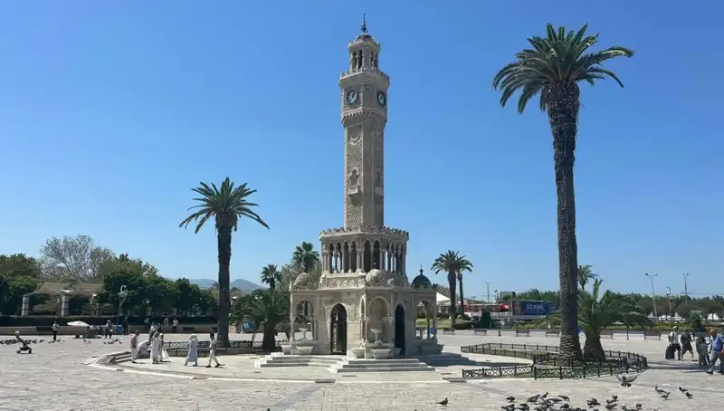 İzmir'de Sıcak Hava Dalgası Meydanları Boş Bıraktı