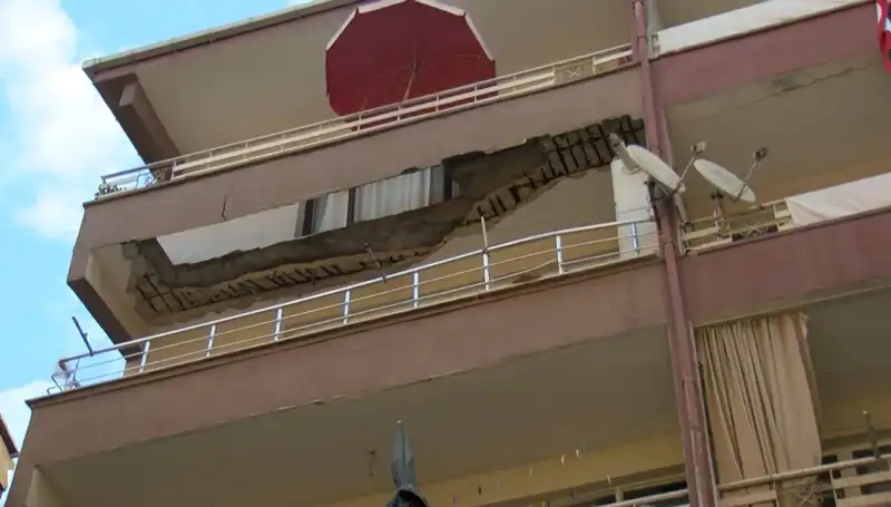 Güngören’de Balkondan Korku Dolu Düşüş: Beş Katlı Bina Sarsıldı
