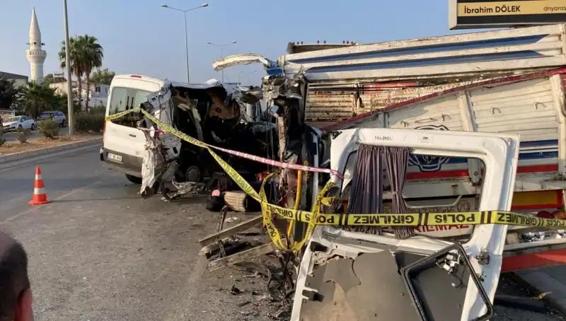 Mersin'de Tatil Yolunda Feci Kaza: 2 Ölü, 10 Yaralı