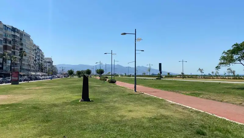 İzmir’de Sıcaklık Rekoru: Kordon Boş Kaldı, Vatandaşlar Serinlemeyi Tercih Etti