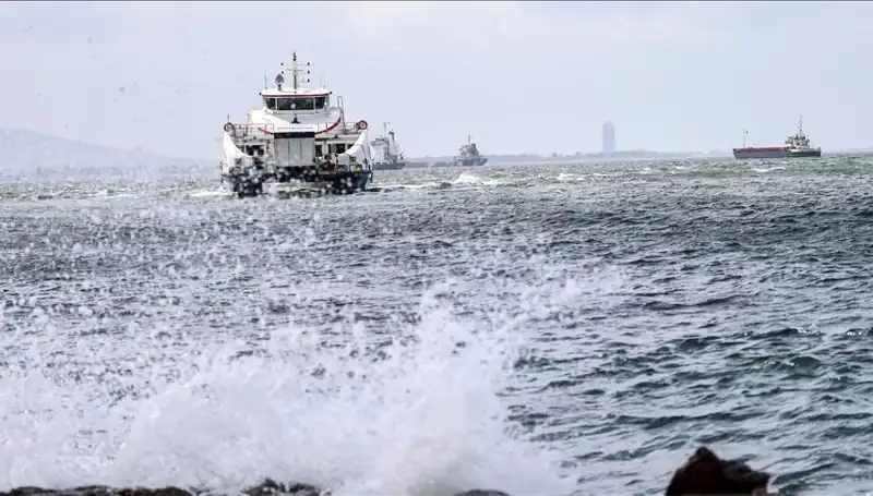 İzmir'de Fırtına Nedeniyle Vapur Seferleri İptal Edildi: Yolculara Uyarı