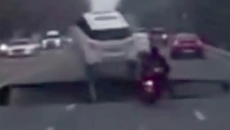 Güney Kore Otoyolunda Dev Bir Çukur Motosikleti Yuttu, Sürücü Şaşkın