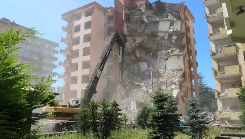 Dalgalar Yıkımı Başlattı: İki Bina Çökerken Neler Oldu?