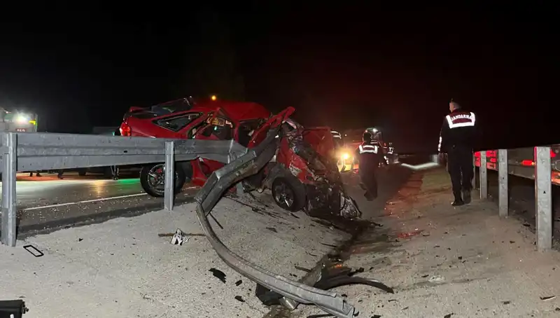 Bariyerlere Çarpan Otomobil: Feci Kaza 2 Can Aldı!