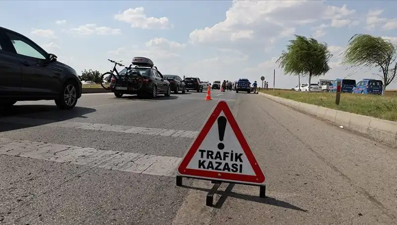Adana'da Feci Kaza: Kamyon ve Otomobil Çarpıştı, Can Kaybı ve Yaralılar Var