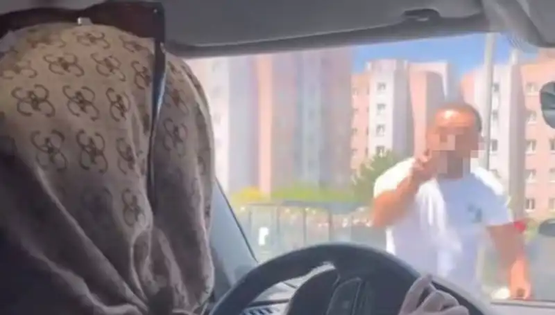 Trafik Kavgası: Camı Yumruklayan Adamın Dehşet Anları!