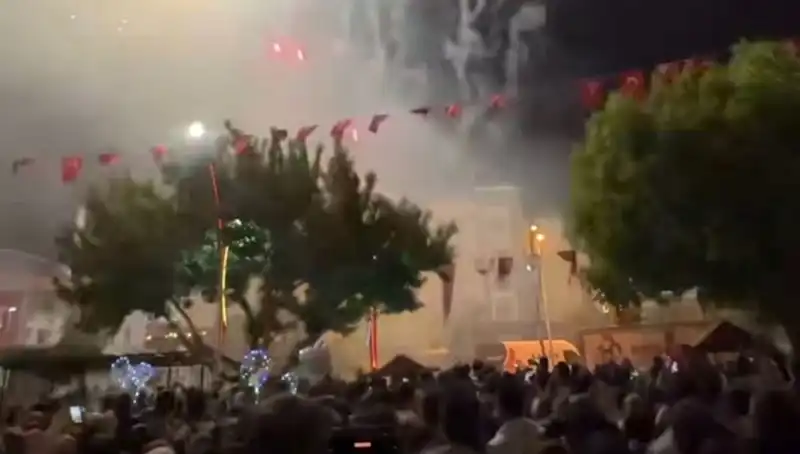Havai Fişek Gösterisi Sonrası Hastanelik Olma Tehlikesi Yaşandı!