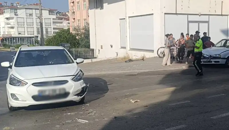Antalya'da Korkutan Kaza: İki Otomobil Çarpıştı, Yaralılar Var!