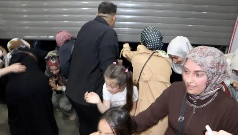 Alışveriş Merkezinde Yüzde 50 İndirim Fırtınası: Müşteriler Dışarı Taştı!