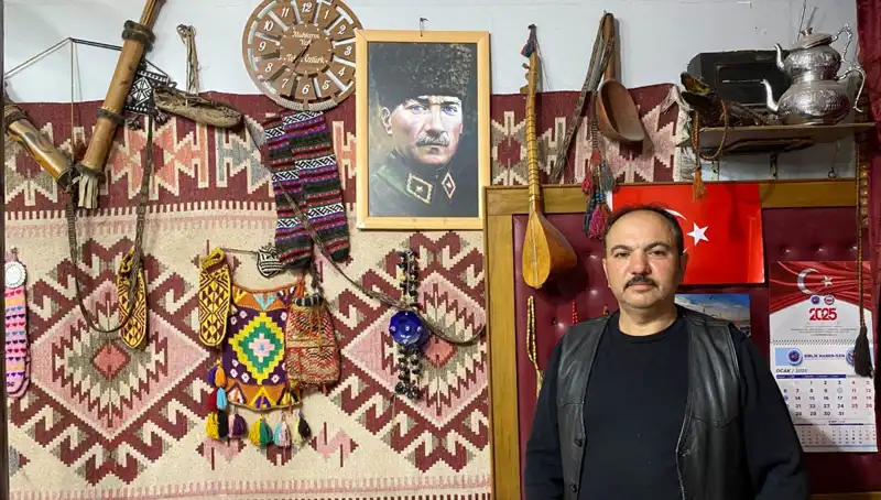 Antika Merakı Muhtarlık Ofisine Taşındı: Telefon Kullanmak Yasak!