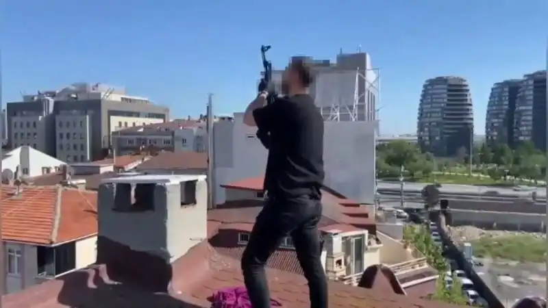 İstanbul'da Çatıya Kaçan Şüphelilerden Bacadan AK-47 Silah İzleri Bulundu