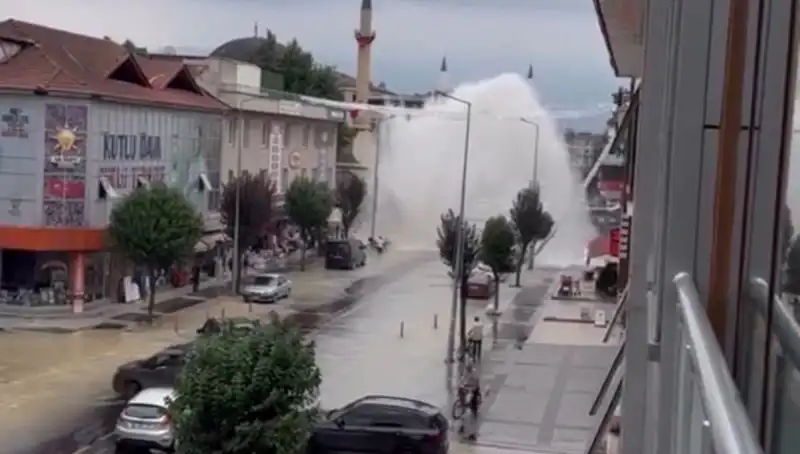 İçme Suyu Hattı Patladı: Şehirde Su Fışkırdı, İhmalin Bedeli!