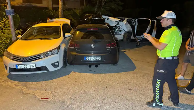 Alkollü Sürücü Sokağı Karıştardı: Üç Araca Çarptı!