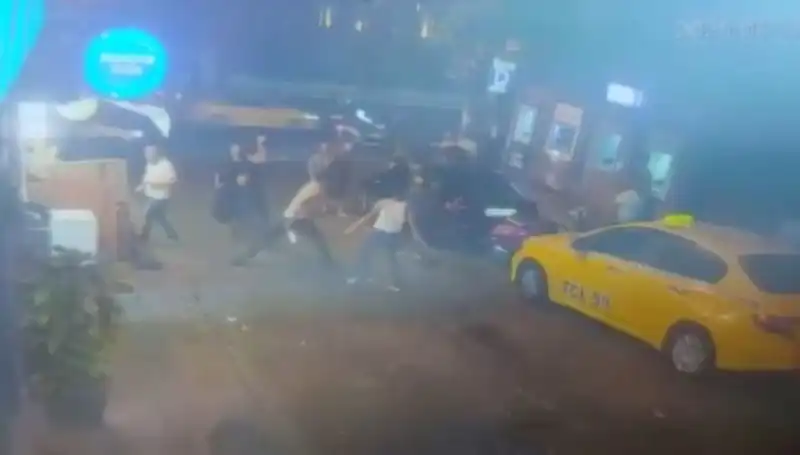 Beyoğlu'nda Laf Atma Kavgası, Sokaklarda Kan Aktı!