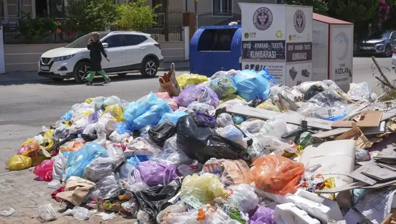 İzmir'de Çöp Yığınları: Kentin Temizlik Sorununun Perde Arkası