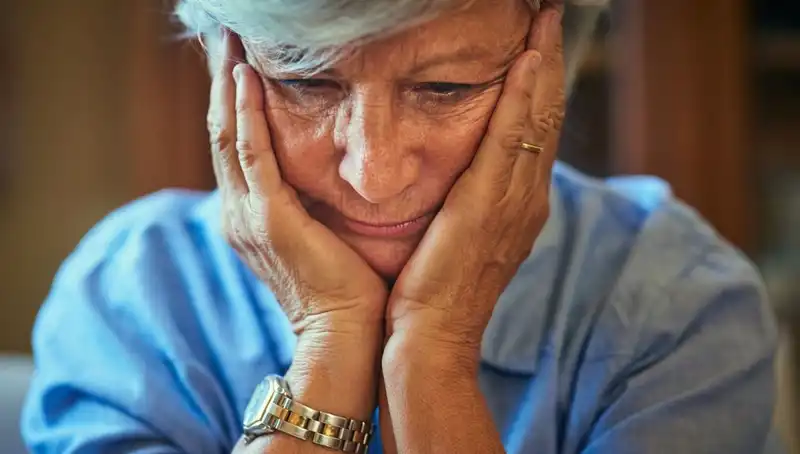 40'lı yaşlarında Alzheimer Tanısı: Stres Kaynaklı Sanılan Belirtiler Neler?