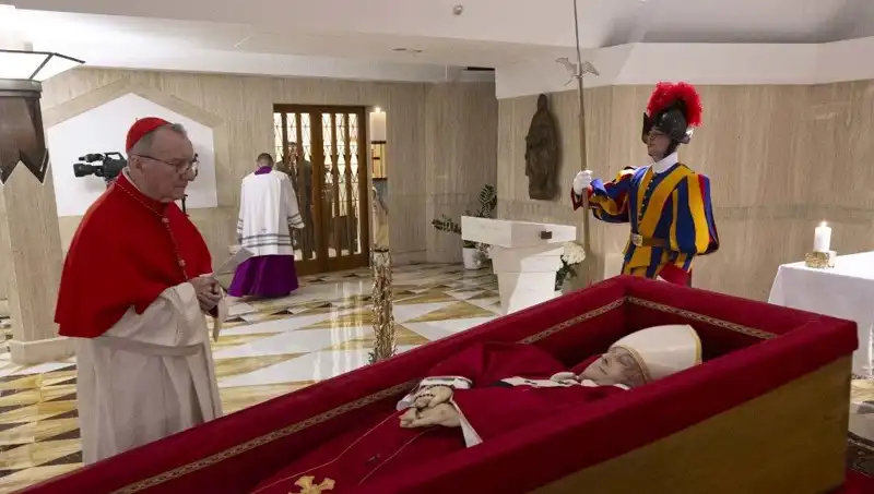Papa’nın Tabuttaki Fotoğrafları: Duygusal Anların Ardındaki Hikaye