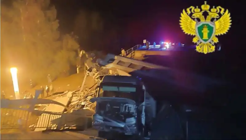 Rusya'da Tren Seferini Felç Eden Köprü Çöktü: Can Pazarı Yaşandı