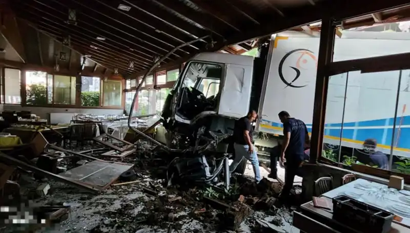 Freni Boşalan Kamyon Restoranın İçine Daldı: Korku Dolu Anlar!