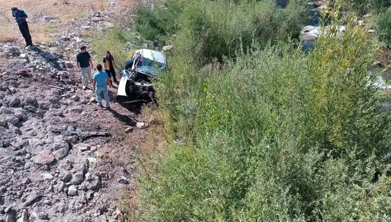 Sivas'ta Korkunç Kaza: Otomobil Dereyatağına Uçtu, İki Hayat Gitti