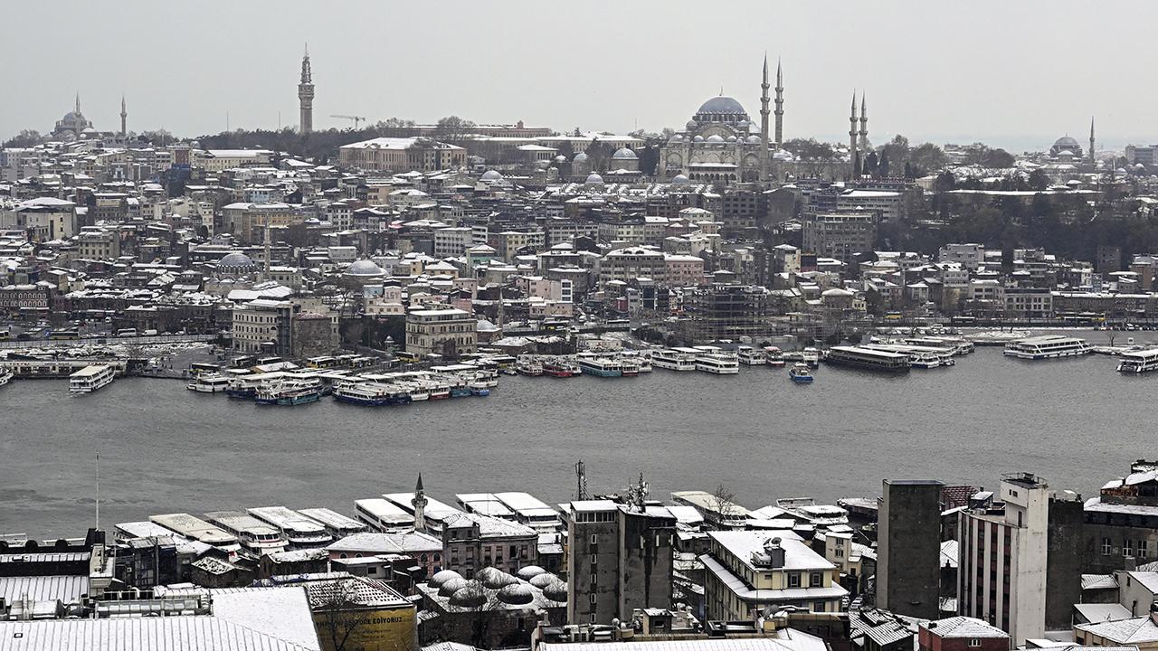 İstanbul Beyaza Büründü: Kar Yağışı Etkisini Gösterdi