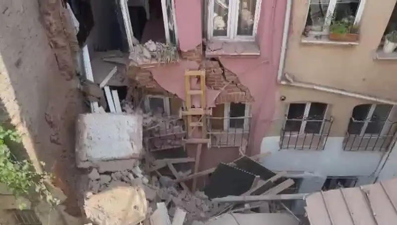 İstanbul'da Üç Katlı Binanın Balkonu Çöktü: Sarsıcı Anlar Yaşandı