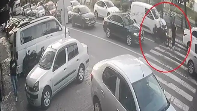 Motosiklet Yaya Geçidinde Acelesi Olanlara Çarptı: Olay Anı Kaydedildi