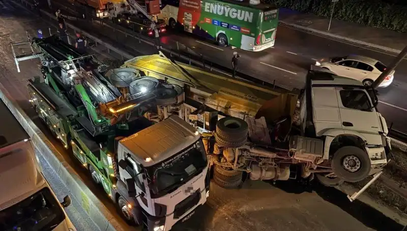 Moloz Yüklü Hafriyat Kamyonu Devrildi: Olayın Ardından Gelişmeler