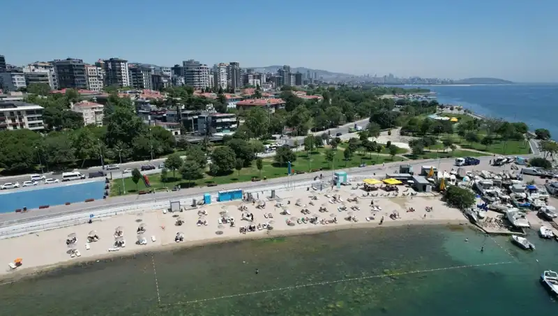 İstanbul'da Sıcak Hava, Caddebostan Sahili'nde Renkli Anlar Yaşattı