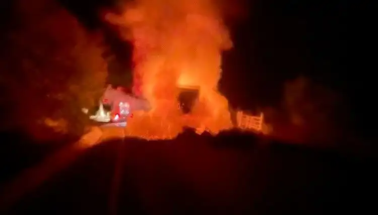 Seyir Halindeki Kamyonet Aniden Alev Alev Yandı: Olayı Görenler Şokta!