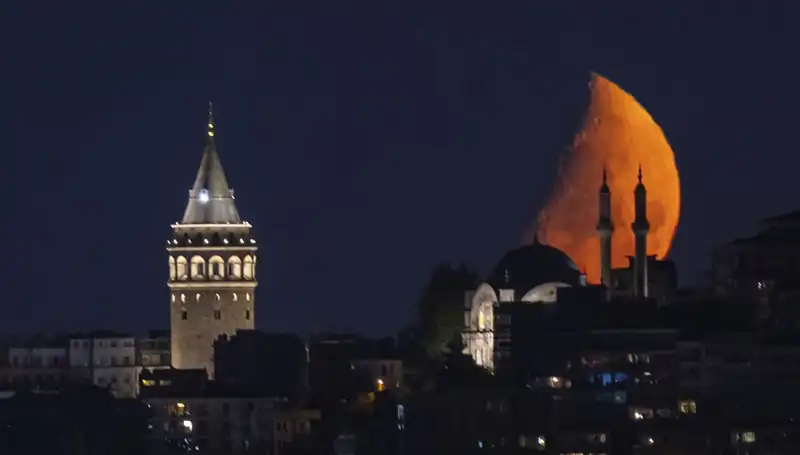 İstanbul'un Yarım Ayı: Tarih ve Güzellik İçindeki Büyüleyici Anlar