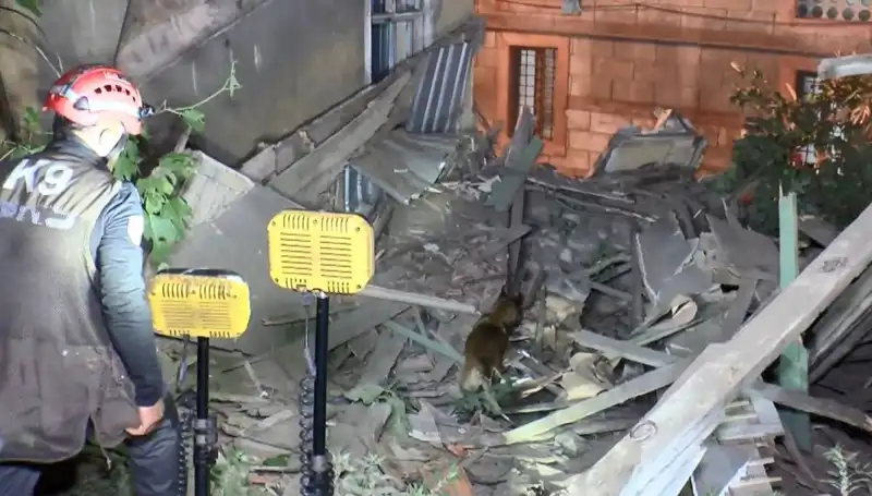 İstanbul'da Yerle Bir Olan Bina Sonrası Deprem Korkusu Yeniden Başladı