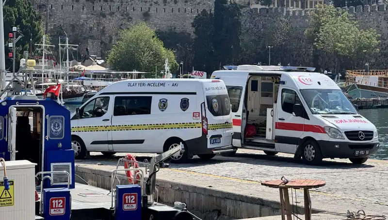 Antalya Sahilinde Gizemli Bir Buluntu: Erkek Cesedi Denizden Çıkarıldı