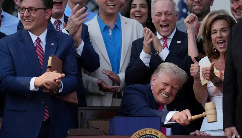 Trump, "Büyük, Güzel Yasa Tasarısı"nı İmzalamak Üzere Beyaz Saray'da Buluştu