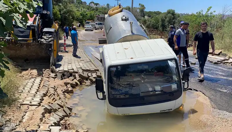 Bodrum'da Su Hattı Patladı, Tanker Çukura Düştü!