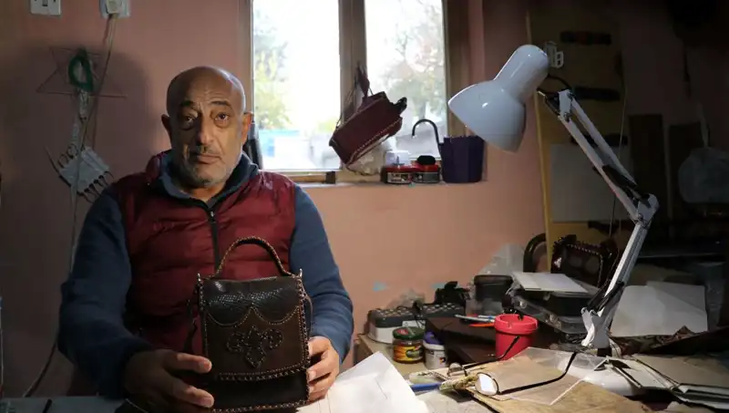 58 Yaşındaki Depremzede Kadın, Çanta Üreterek Hayata Tutunuyor