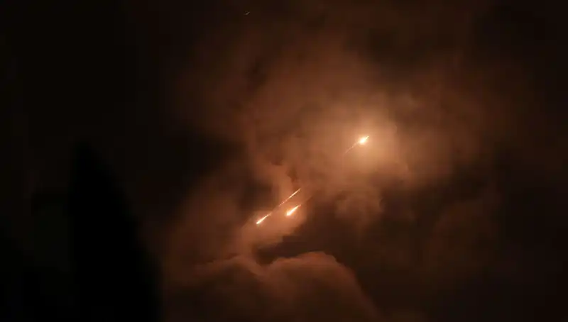 İran'ın Gece Saldırıları: Füzelerin Ateşlenme Zamanlaması Bir Tesadüf Mü?