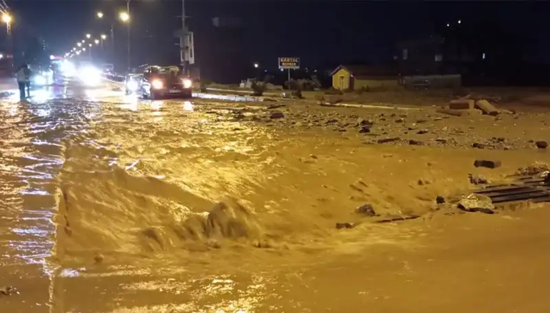 Sel Felaketi: Konya ve Ankara'da Hayat Durma Noktasına Geldi