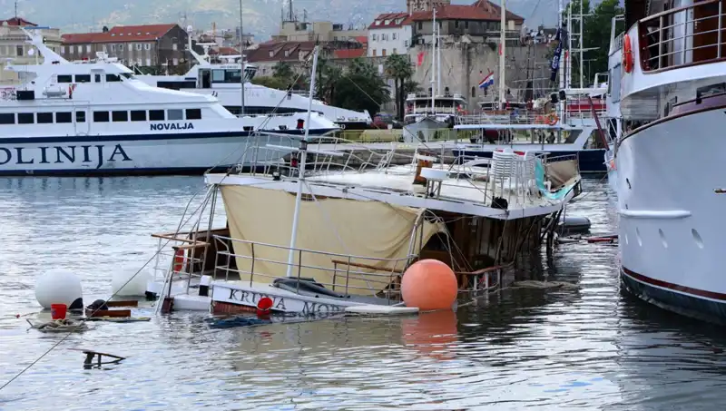 Hırvatistan'da Şiddetli Fırtına Feribotu Çarptı: Gemi Battı, Hayatlar Tehlikede