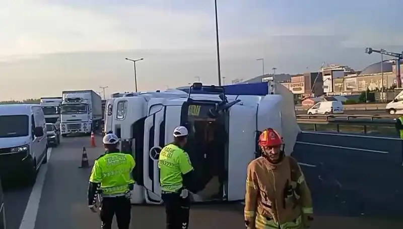 Pendik TEM Otoyolu'nda Devrilen TIR, İstanbul'u Tıkanma Noktasına Getirdi