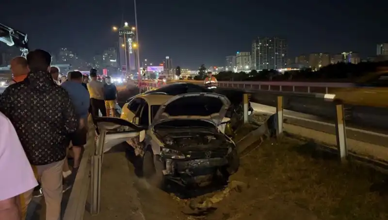 İki Araç Yol Ayrımında Tehlikeli Kazaya Karıştı: Neler Oldu?