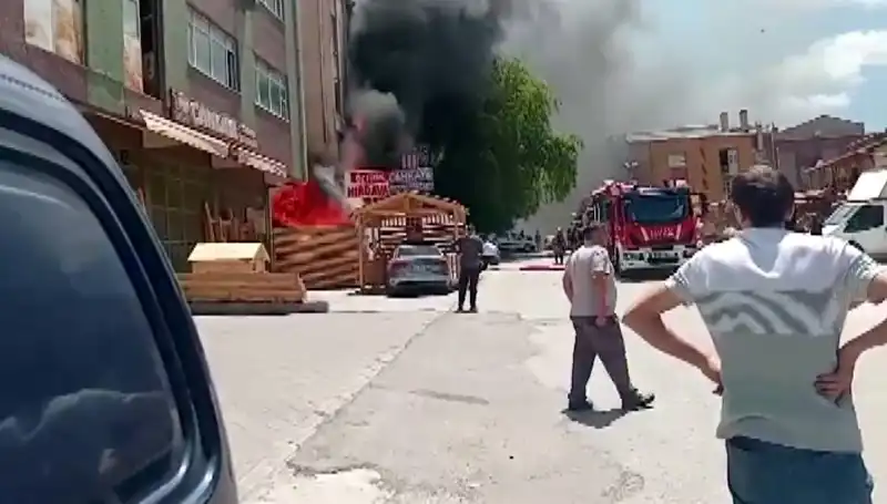 Ankara'da İş Yerlerinde Büyük Yangın: Alevler Kaldırıma Taşındı