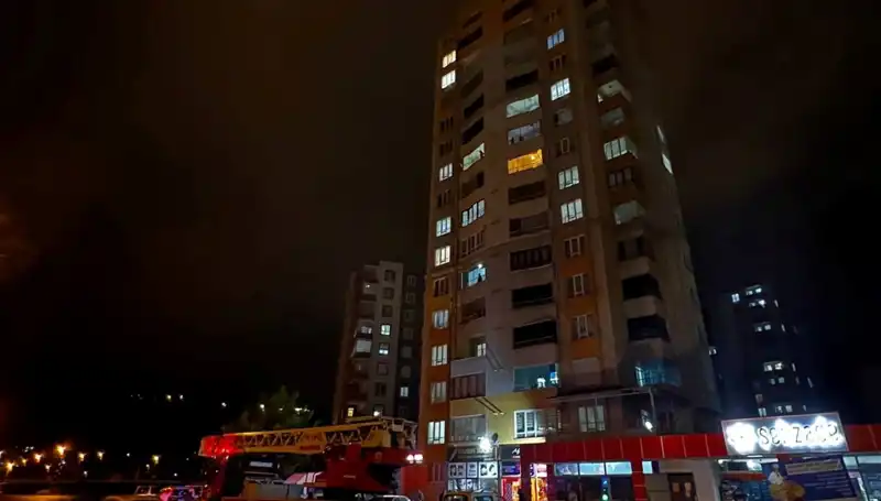 Yıldırımın Vurduğu Apartmanın Çatısı Büyük Hasar Gördü